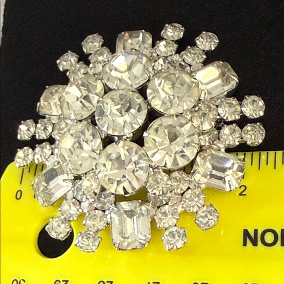 Vintage clear emerald cut & round Silver tone Cluster rhinestone Brooch pin - Picture 8 of 15